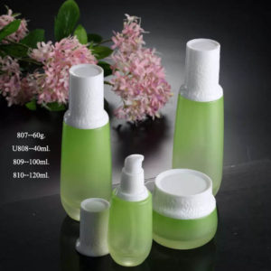 ขวดรองพื้นสีเขียว